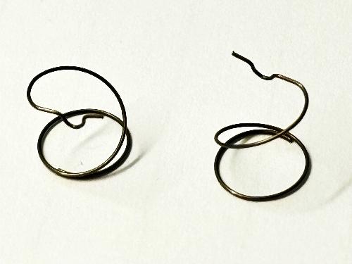 Förgasarmunstycke fjäder